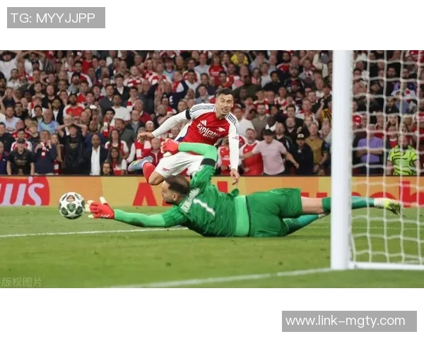 拉亚飞身扑救荣膺英超12月最佳扑救展现惊人反应能力